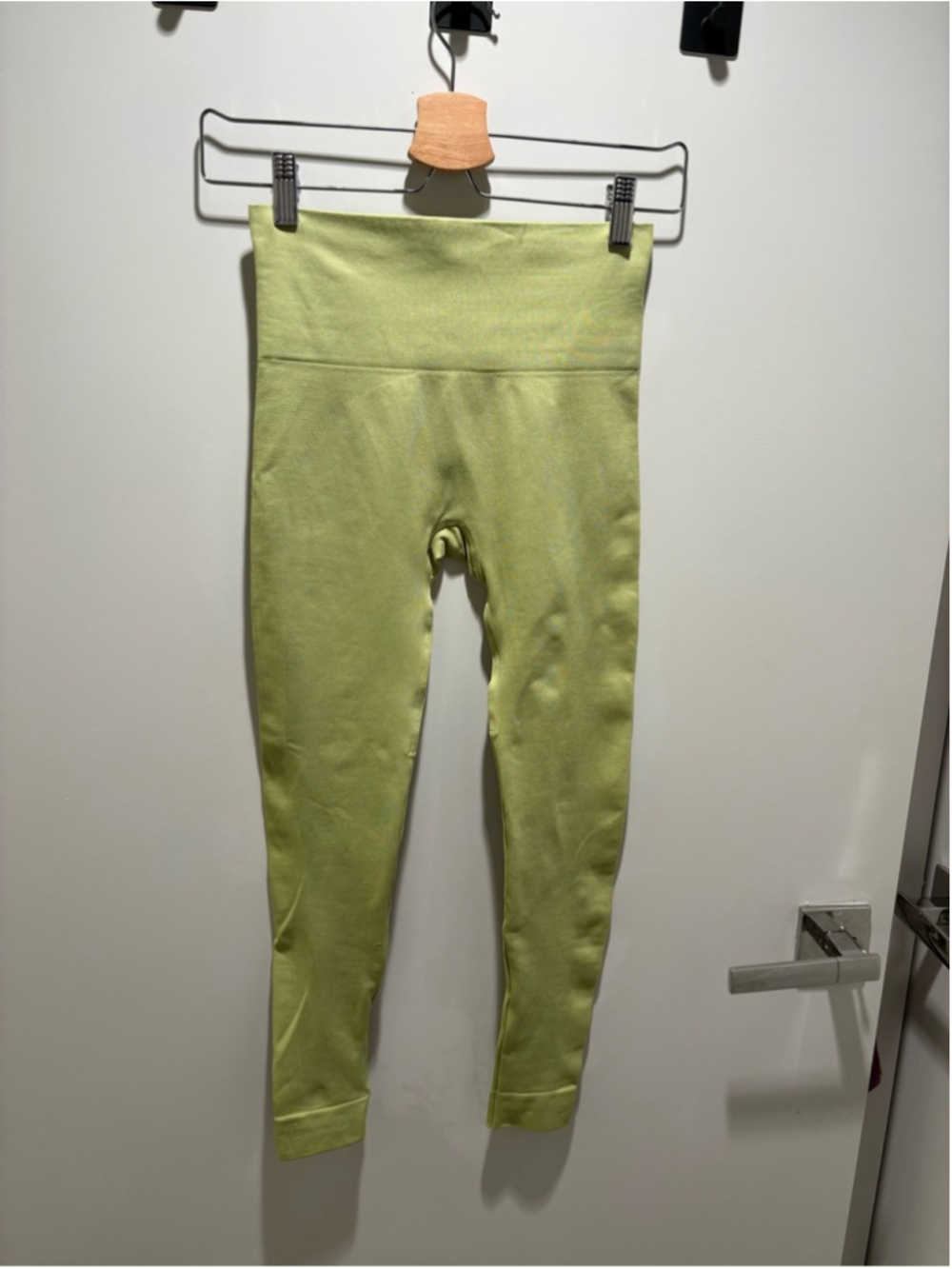 SET Active Lime Seamless High-Waist Leggings in Kiwi 🥝 - Picture 3 of 6